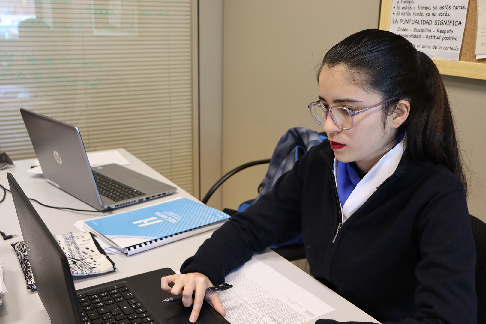 Estudiante de hotelería en un entorno de aprendizaje